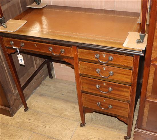 An Edwardian mahogany writing table fitted single pedestal W.92cm